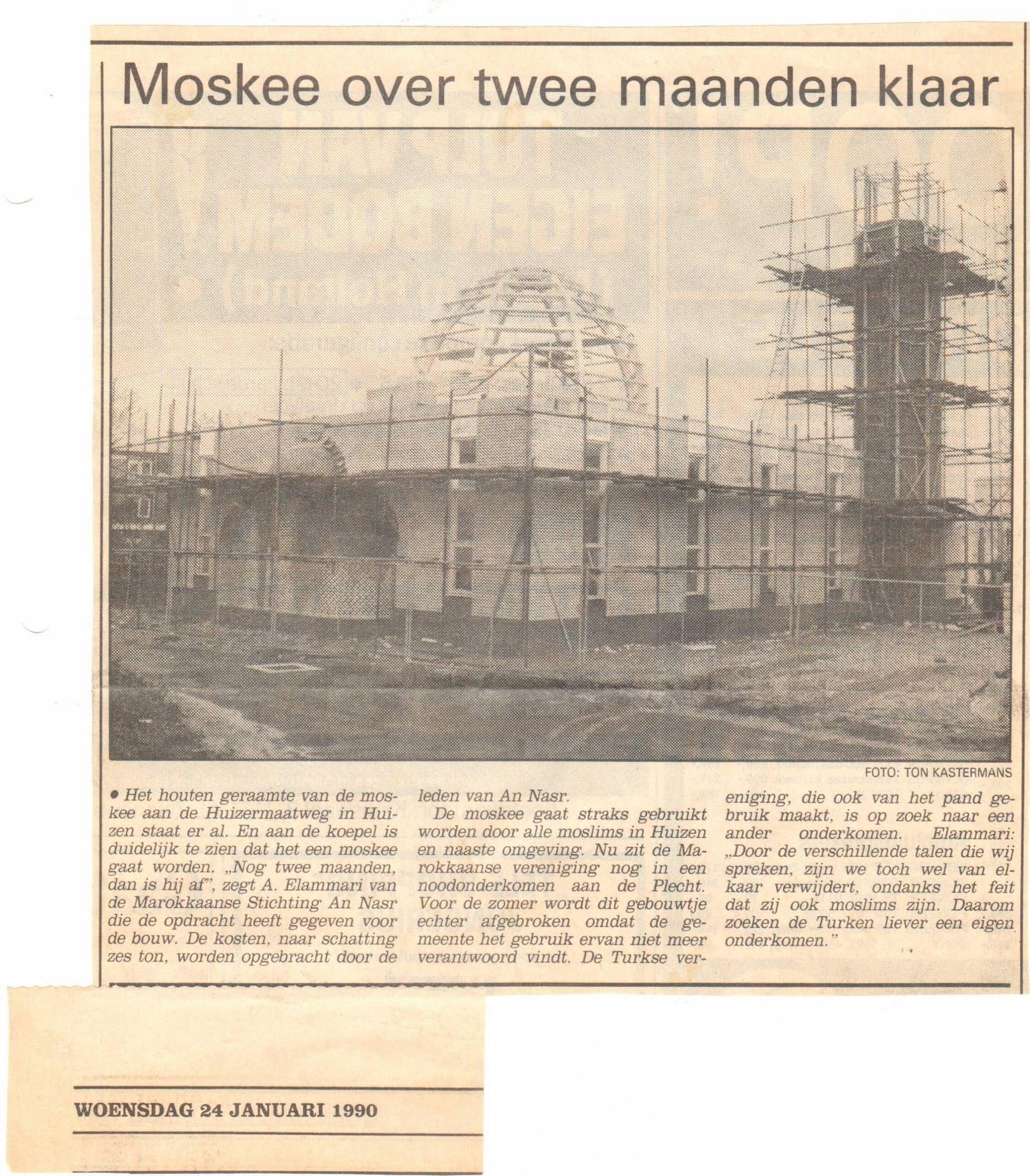 Gescand krantenartikel met de kop 'Moskee over twee maanden klaar' en een foto van de koepel in de bouwfase