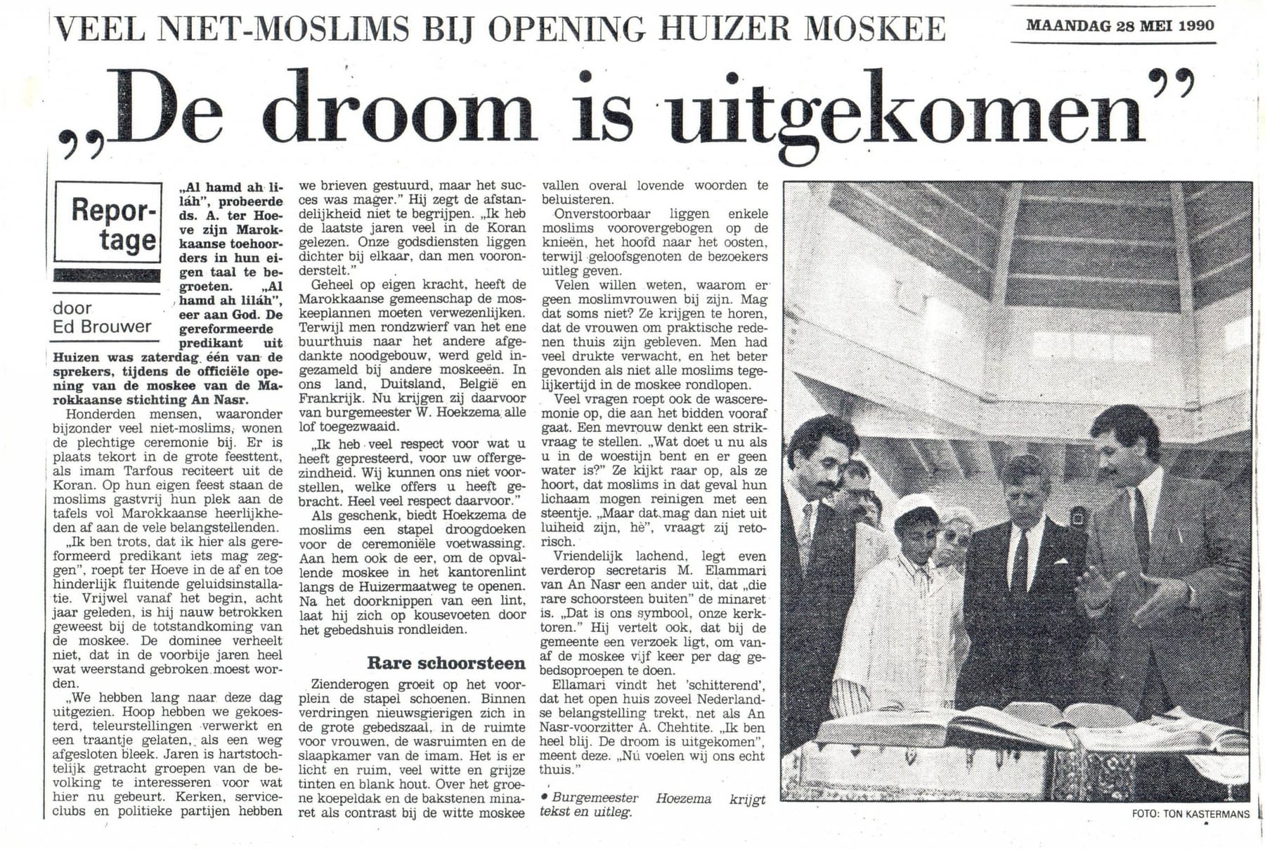 Gescand krantenartikel met de kop 'De droom is uitgekomen' over de opening van de Huizer moskee